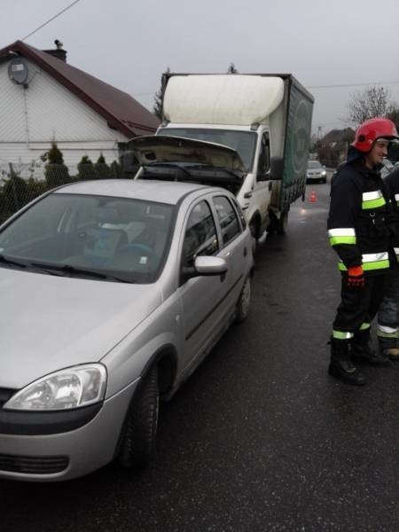 Chełmiec. Samochód ciężarowy najechał na tył osobówki. Kierowca opla trafił do szpitala [ZDJĘCIA]