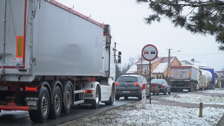 Śląscy rolnicy strajkowali w Szczekocinach. Zablokowali i spowalniali ruch na DK78 ponad 250 traktorami