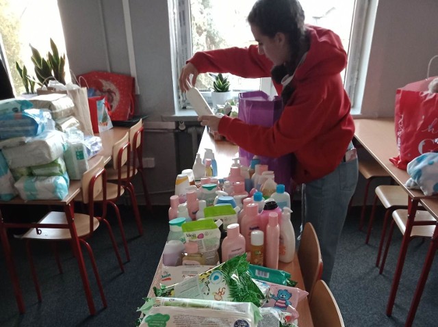 W liceum w Białobrzegach udało się zebrać środki higieniczne, zabawki i żywność dla dzieci i ich mam z Domu samotnej matki Victoria w Kozienicach.