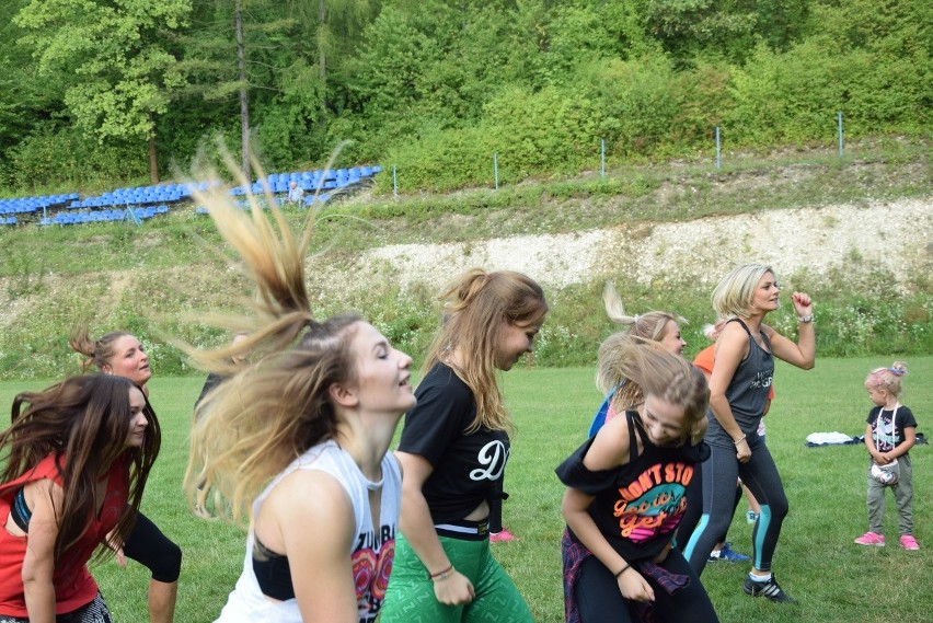 Michałowice. Piknik Wolności z Letnim Maratonem Zumby pod chmurką ZDJĘCIA]