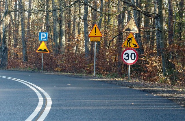 Remont drogi dawno się zakończył, ale znaki, w tym ograniczenie prędkości do 30 kilometrów na godzinę, ciągle stoją.