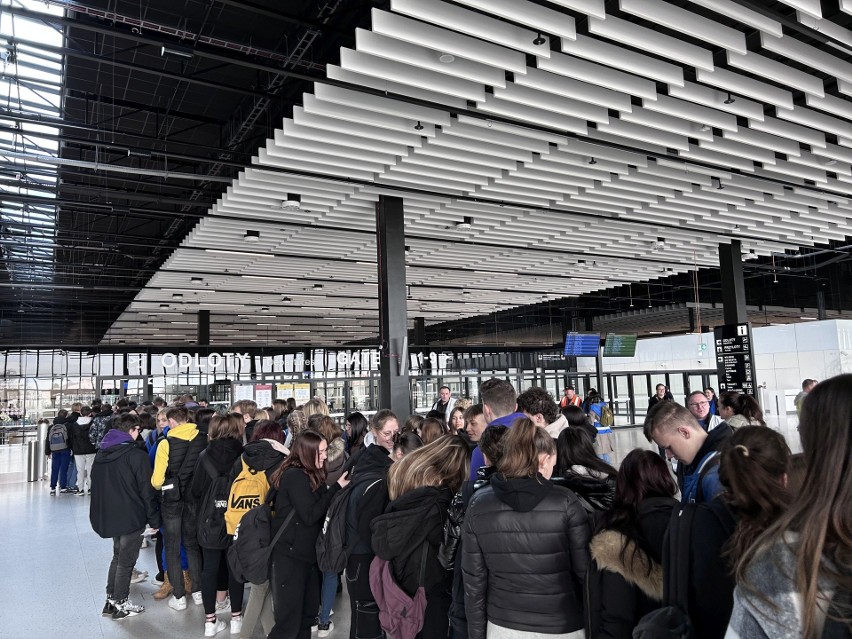 W czwartek w terminalu lotniska były tłumy "pasażerów".