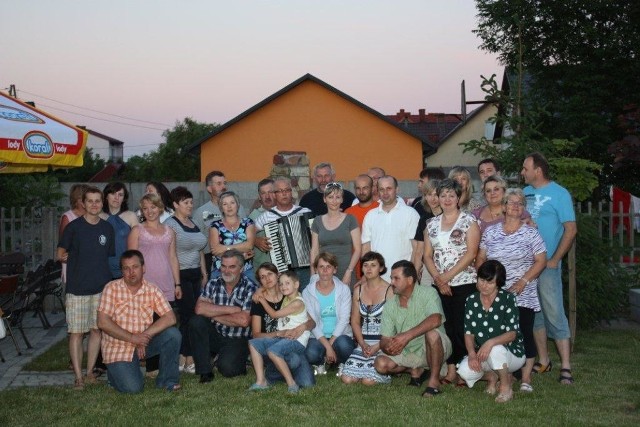 Taka grupa sąsiadów z ulic Żeromskiego, Skalnej i Modrzewiowej w Bilczy bawiła się tydzień temu w ogrodzie państwa Stochmalów.