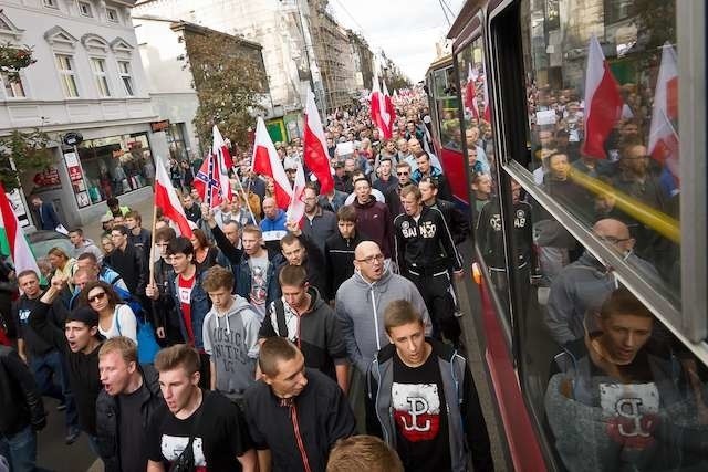 Imigranci budzą emocje. Samorząd uspokaja, że chce działać rozważnie, by nie prowokować spięć. Na zdjęciu: bydgoski Marsz przeciw Imigrantom