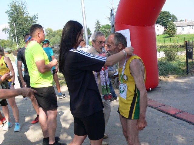 Wśród biegaczy na 10 kilometrów  był między innymi 67 letni  Stanisław Młynarski z Zarzecza koło Niska, który w biegu uczestniczy od pierwszej edycji.