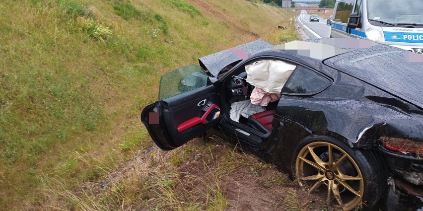 Porsche dachowało na obwodnicy Słupska. Kierowca dostał 1500...