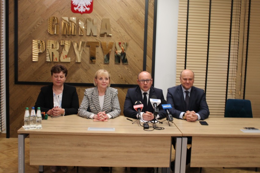 Podpisano umowy  na przebudowę dróg gminnych w Przytyku. Prace mają zakończyć się jeszcze w tym roku