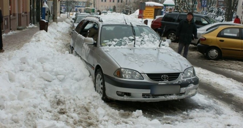 Zwały śniegu przywaliły samochód, wybiły w nim szyby. W środku było małe dziecko! (zdjęcia)