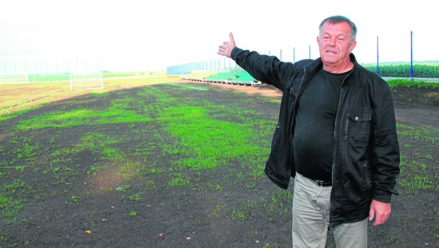 Trener Nidzicy Stanisław Gruchała prezentuje nowy stadion w Dobiesławicach, na którym będzie można grać za kilka miesięcy.