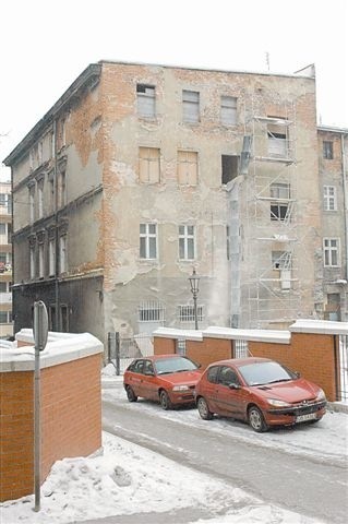 Rudera przy ul. Dzierżonia sąsiaduje z odnowionym placem Kościelnym. (fot. Roman Baran)