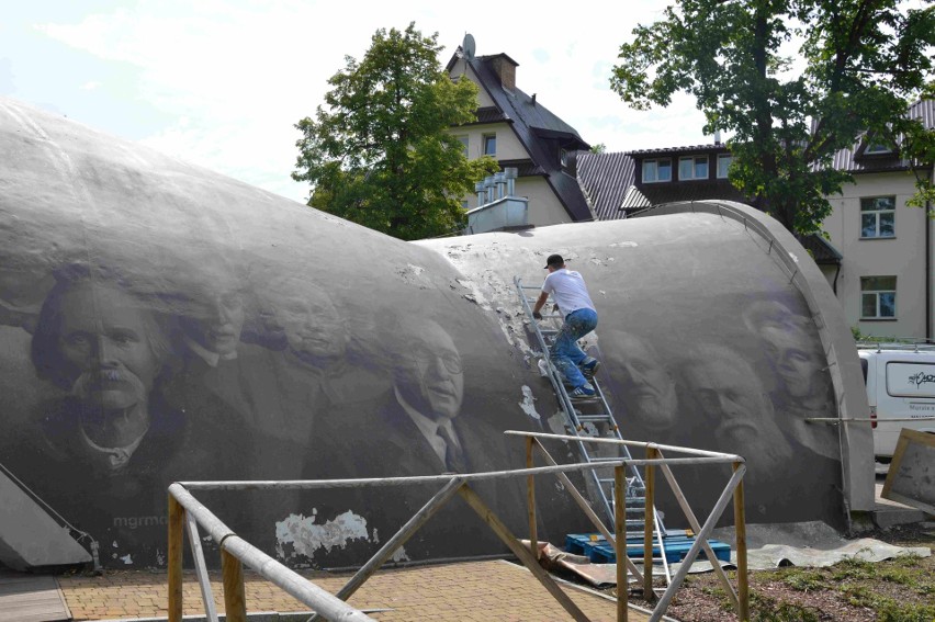 Zakopane. Naprawiają zniszczony mural historyczny [ZDJĘCIA]