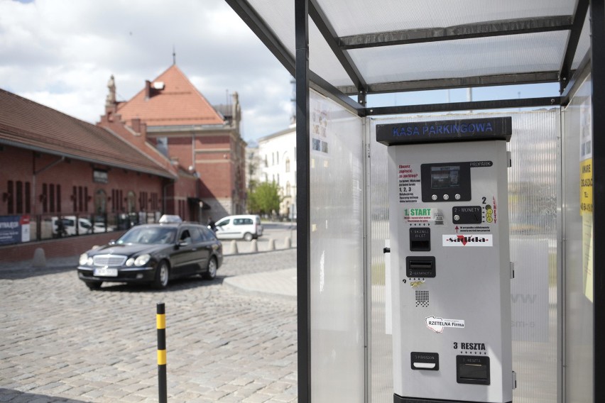 Na parkingu pod dworcem trzeba zapłacić 5 złotych. Jego...