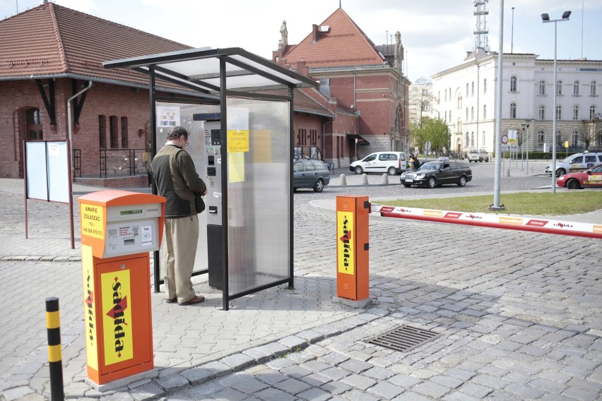 Na parkingu pod dworcem trzeba zapłacić 5 złotych. Jego...