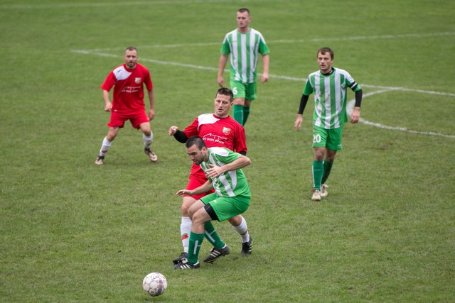 Iskra Radwanowice  (biało-zielone stroje) w klasie okręgowej Kraków występuje drugi sezon z rzędu