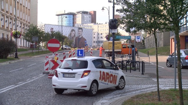 Utrudnienia w centrum Białegostoku. Na Placu Niezależnego Stowarzyszenia Studentów remontują nawierzchnię