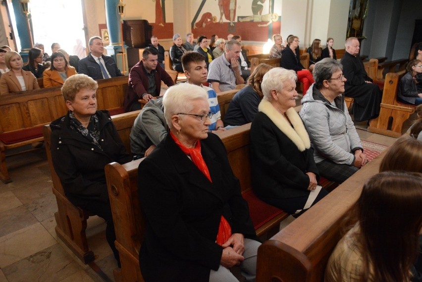 Z pieśnią i wspomnieniami o Janie Pawle II. Dzień Papieski w Skarżysku Kościelnym