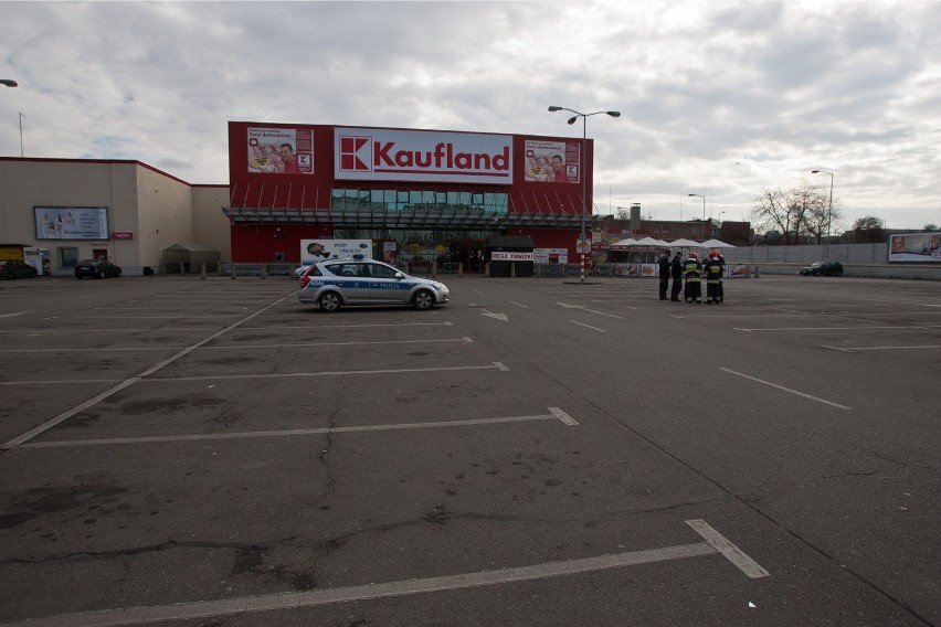 Wrocław: Bomba w Kauflandzie? Ewakuowano dwa sklepy, łącznie ponad 1000 osób (ZDJĘCIA)