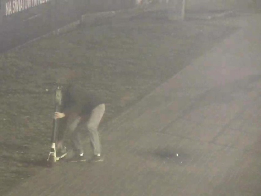 Nocny spacer wandala w centrum Bydgoszczy. Uszkodził samochód i wyrzucił hulajnogę na ulicę [zdjęcia]