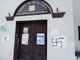 Swastyka na murze synagogi. Akt wandalizmu w Gdańsku Wrzeszczu. Policja zatrzymała dwóch nastolatków