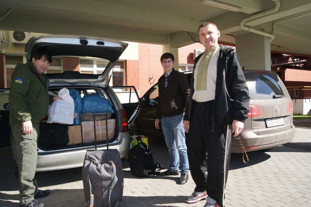 Ukraińscy pacjenci "Biegańskiego&#8221; Irek Logazyak (od lewej) i IljaMarek (w środku),  odjechali już do Kijowa. Żegnał ich, rodak BohdanPovanda. Jego leczenie ma się zakończyć za ok. 10 dni.