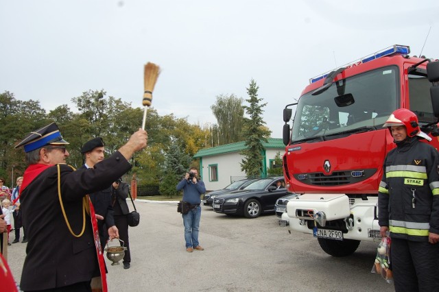 Nowe auto dla jednostki ratowniczo-gaśniczej PSP w Szubinie święci ks. Zenon Rutkowski, kapelan strażaków.