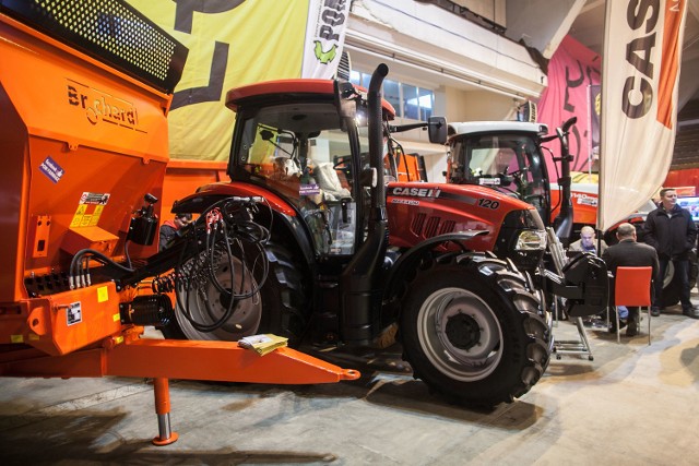 W hali MOSiR i wokół niej ustawili się wystawcy maszyn i ciężkiego sprzętu rolniczego. Organizatorzy liczą na 30 tys. odwiedzających