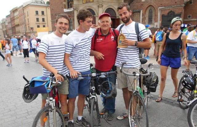 Antoni Hoziak jest członkiem grupy "Herosi z Osięcin", ale jest też samotnikiem, więc sam wyrusza w tresę.  On już taki jest, jak tylko może, natychmiast wsiada na rower i jedzie w trasę. Nie lubi tłumów, nie nocuje w hotelach tylko pod namiotem. Samotnie pokonuje kilometry tras, od Zakopanego, po Wybrzeże. Pojechał też do Krakowa na Światowe Dni Młodzieży, gdzie nawiązał mnóstwo kontaktów, m.in. z Włochami. To przydatne kontakty, bo pan Antoni wybiera się do Rzymu. Oczywiście, rowerem!Antoni Hoziak mieszka w Ujmie Małej, w powiecie aleksandrowskim. Pracuje w tartaku w Pocierzynie, a swą rowerową pasję kontynuuje od lat.