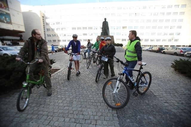 Urzędnicy Urzędu Marszałkowskiego na rowerach z marszałkiem...