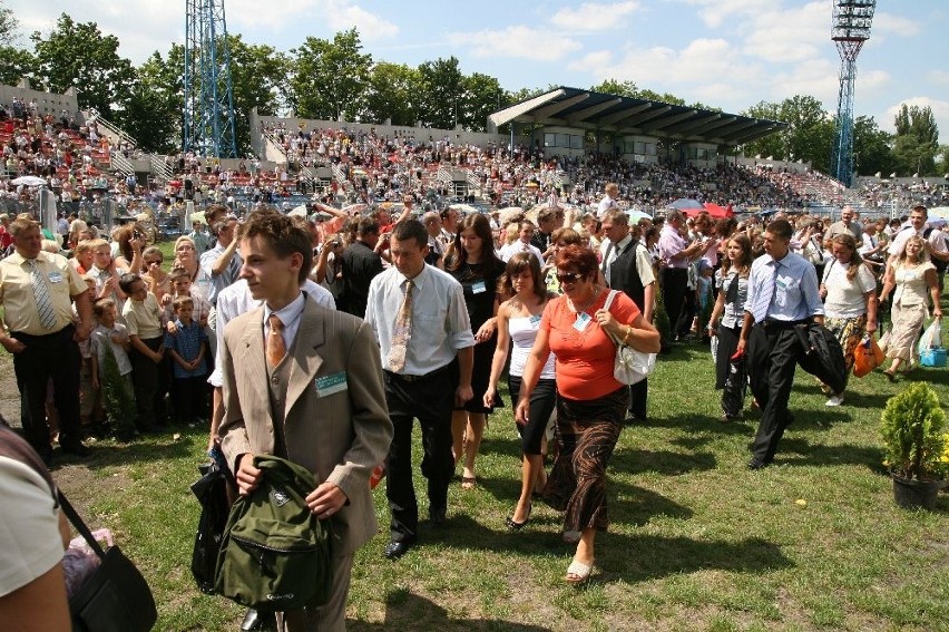 Ponad 3000 świadków Jehowy spotkalo sie na stadionie Odry w...