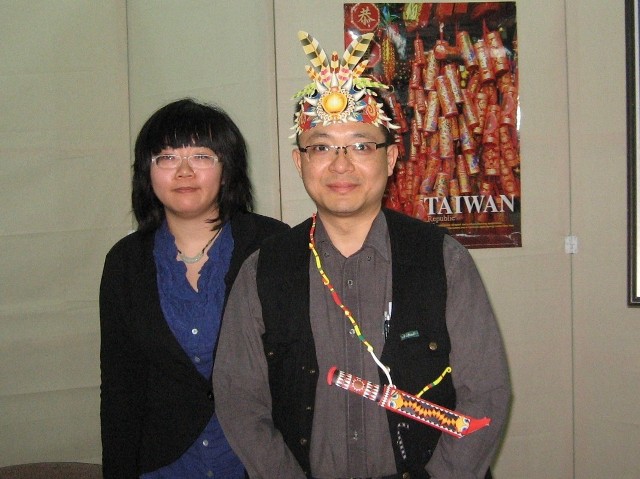 Hsin-fu Hung po raz piewrszy gościł w Radomiu.Obok tłumaczka, Kasia Li. Przed warsztatmi gośc zademonstrował ludową czapkę i nóż z Tajwanu.