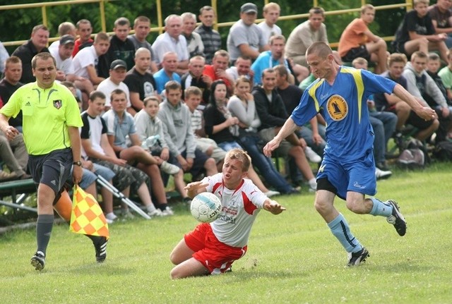 W meczu pilkarskiej klasy okregowej Mokrzyszów Tarnobrzeg przegral ze Slowianinem Grebów 1:2 (0:0).