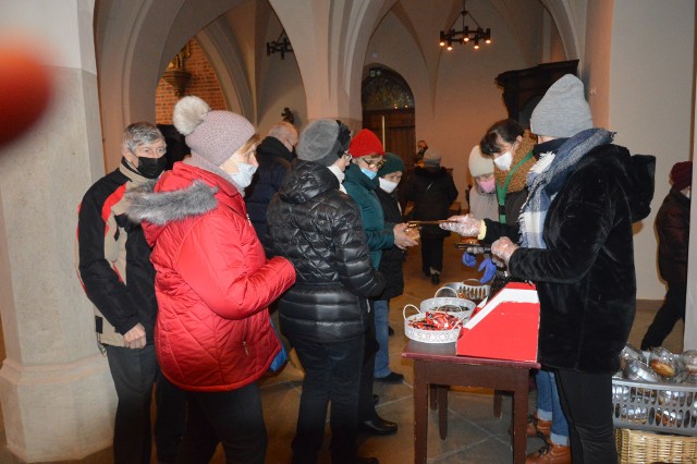 Wychodzących z katedry parafialny Caritas obdarował pączkami i słodyczami.