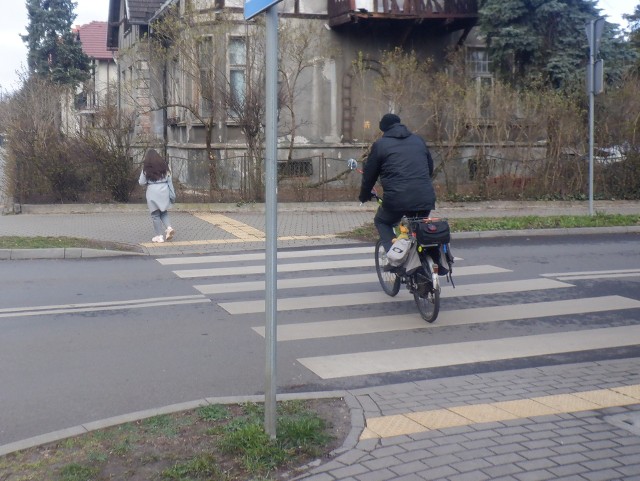 Za takie zachowanie – przejazd przez oznakowane przejście dla pieszych – należy się co najmniej pouczenie albo mandat od 50 do 100 złotych