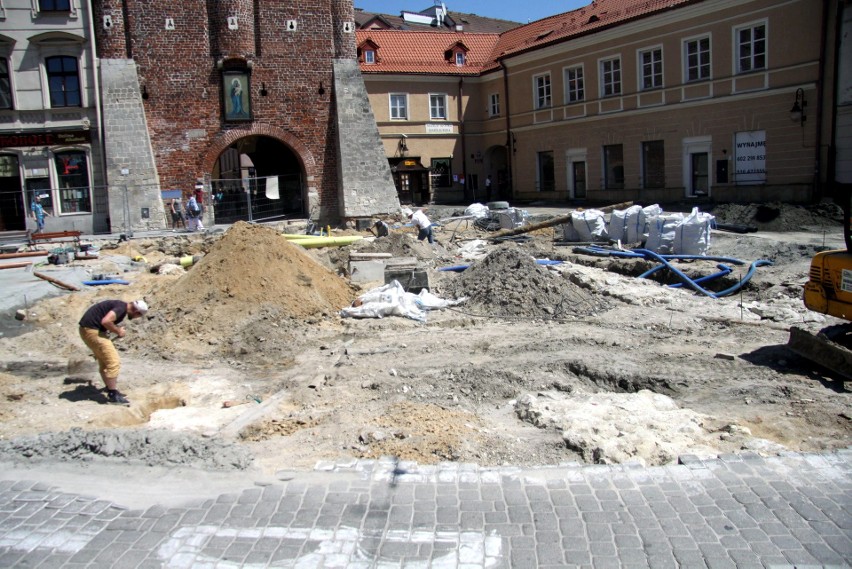 Tajemnice historii Lublina. Trwają prace przy odsłanianiu barbakanu przy Bramie Krakowskiej (ZDJĘCIA)