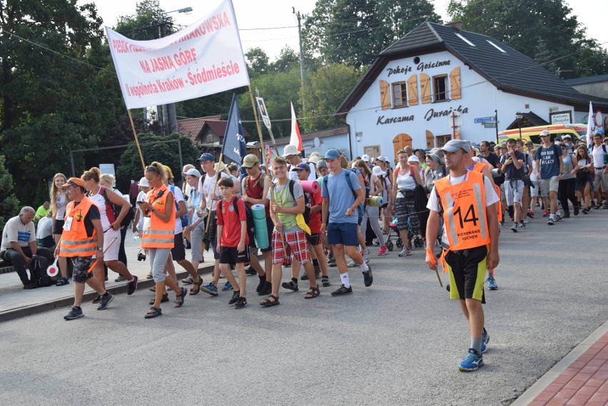 Pielgrzymka Krakowska 2018 w Ogrodzieńcu ZOBACZCIE ZDJĘCIA Pątnicy idą na Jasną Górę przez Jurę Krakowsko-Częstochowską