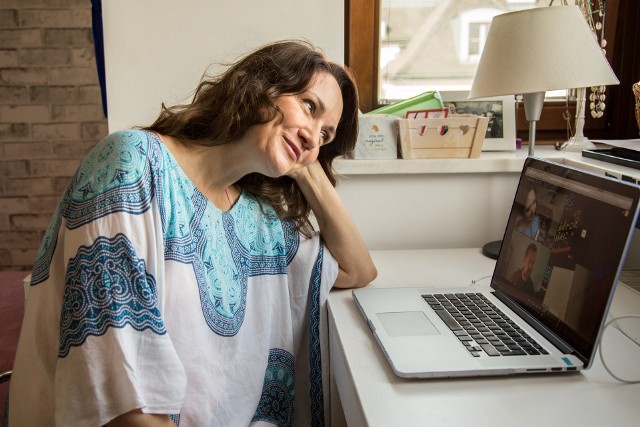 Zdjęcia do serialu "Będzie dobrze, kochanie" powstają w domach aktorów - tutaj Ilona Ostrowska przy swoim laptopie