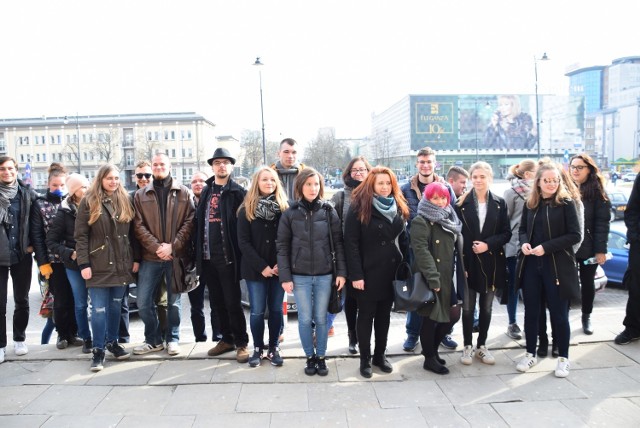 Grupka studentów zebrała się około godz. 12.30 przed budynkiem UwB dawniej zajmowanym przez komitet wojewódzki PZPR