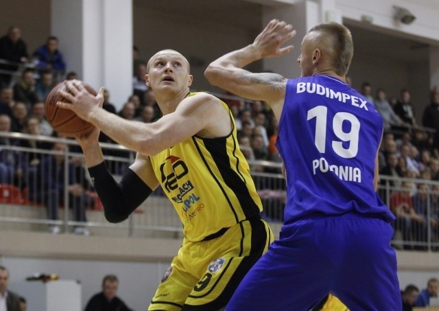 4 dni po derbach w Łańcucie, odbędą się kolejne w Przemyślu. Nz. Kamil Gawrzydek (center Sokoła), obok Dariusz Wyka, silny skrzydłowy Polonii.