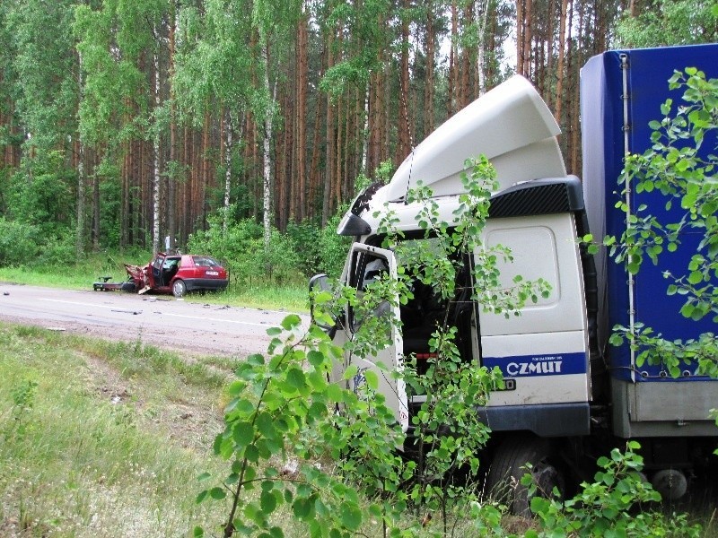 Czolówka TIRa z osobówką na krajowej 50 pod Ostrowią...