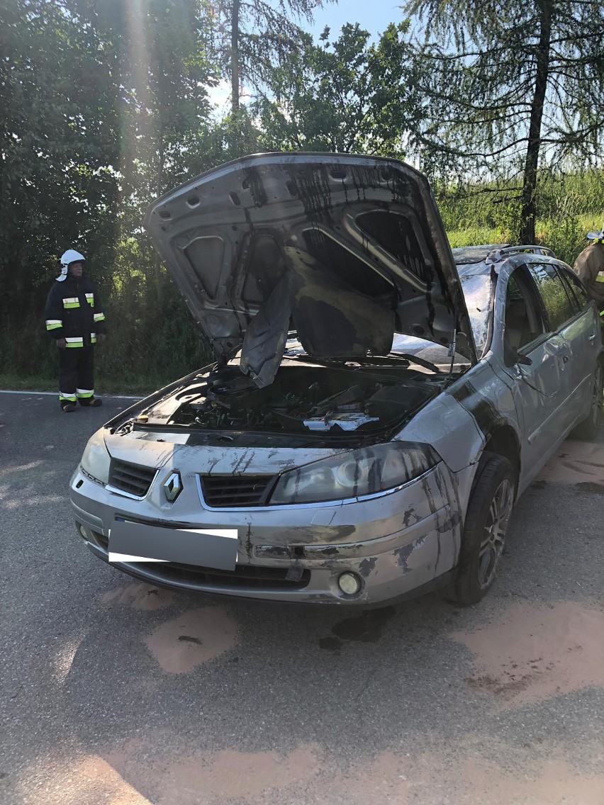 Wypadek w Zbydniowie. Dachowanie samochodu osobowego koło szkoły, droga całkowicie zablokowana