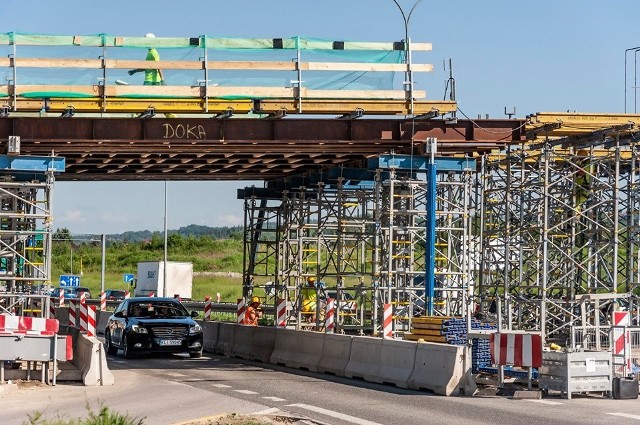 Budowa estakady nad DK94 w rejonie Pól Połchłopka trwa od wiosny br. Nowy węzeł drogowy będzie gotowy po wakacjach
