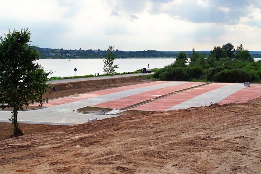 Widać już postępy prac na budowie centrum turystycznego nad Zalewem Brodzkim. Jak będzie wyglądało?