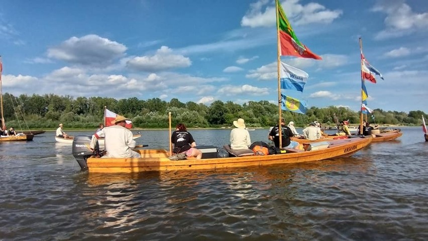 Wodniacy z Sandomierza i Tarnobrzega dotarli na drewnianych łodziach Wisłą do Warszawy na obchody Godziny "W". To była niezwykła wyprawa