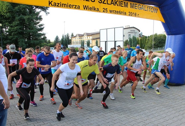 Start biegu głównego na 10 kilometrów. Na drugim miejscu od prawej jego zwycięzca Dawid Kubiec ze Starachowic.