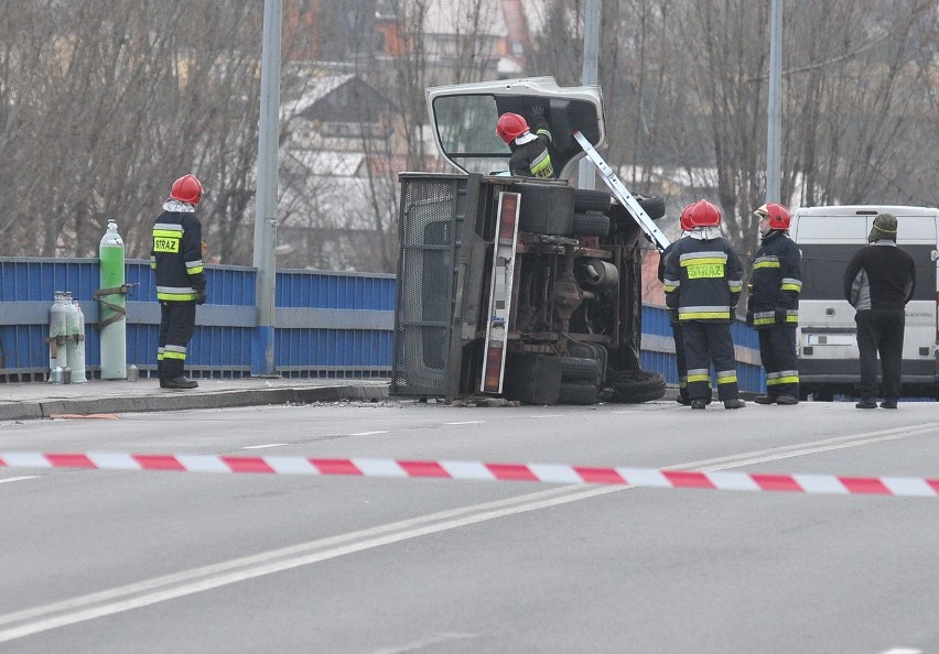 Na miejsce zdarzenia przyjechało sześć wozów strażackich.