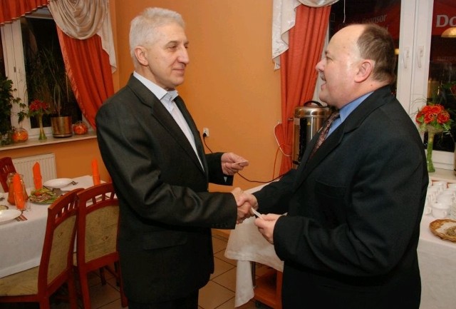Świąteczne życzenia składali sobie przewodniczący Kolegium Sędziów Wojciech Imiołek (z prawej) oraz prezes Świętokrzyskiego Okręgowego Związku Koszykówki Wiesław Nowakowski.