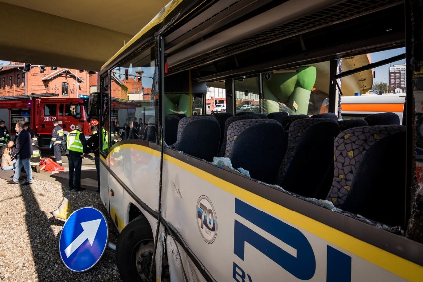 Zderzenie tramwaju z autobusem w Bydgoszczy. Są ranni