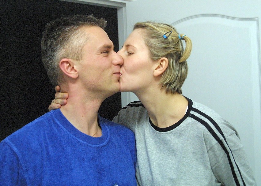 Agnieszka Wołoszyn i Robert Gliwa połączeni pocałunkiem. W...