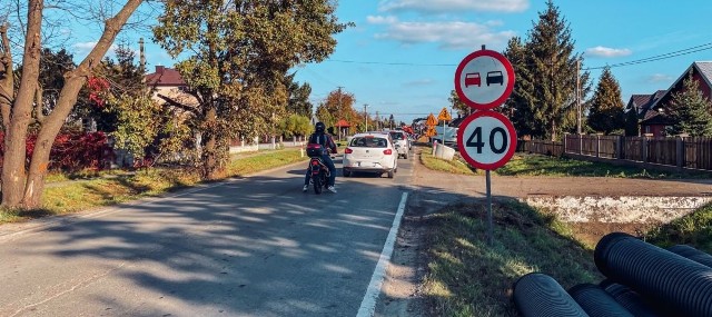 Rozpoczęła się przebudowa 8 km drogi wojewódzkiej 964 w gminie Niepołomice. Od piątku 14 października wprowadzony zostanie tam ruch wahadłowy (będą trzy "mijanki"), sterowany sygnalizacją świetlną