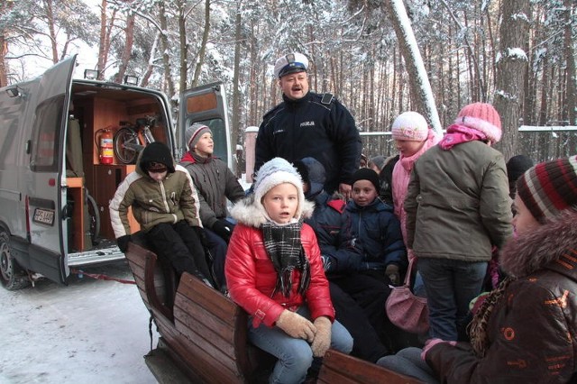 Aspirant Tomasz Królak z Komendy Miejskiej Policji w Kielcach, zaprosił wszystkie dzieci nie tylko do oglądania policyjnego samochodu, ale też do&#8230; mikołajowych sań.